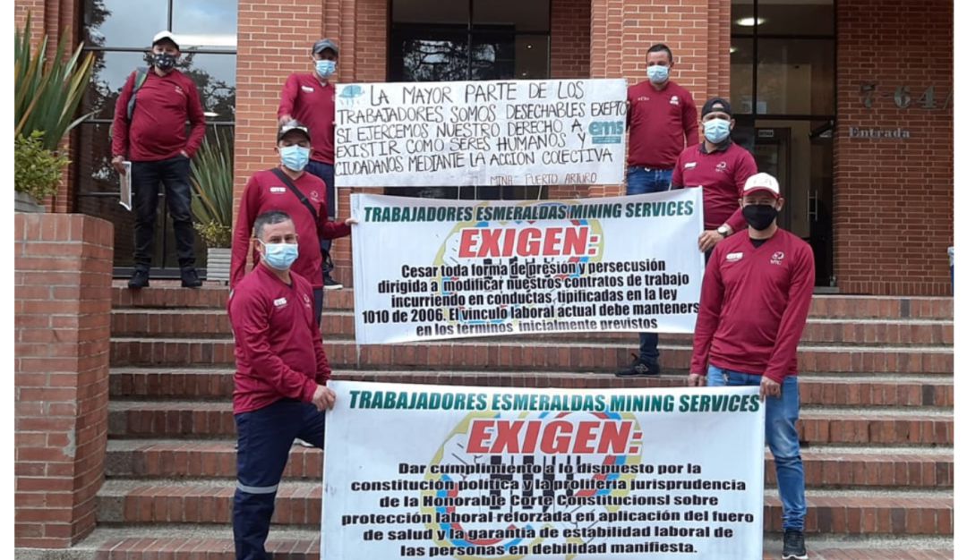 Trabajadores protestan frente a la empresa Esmeraldas Mining Services. Trabajadores protestan frente a la empresa Esmeraldas Mining Services.