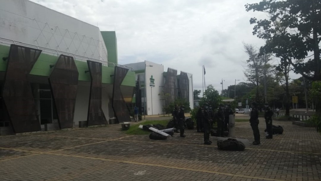 Motociclistas vandalizaron Centro Verde y estación de Policía en Montería