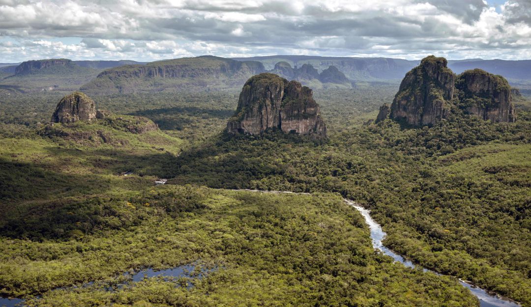 Serranía del Chiribiquete ubicada entre los departamentos del Caquetá y el Guaviare. Serranía del Chiribiquete ubicada entre los departamentos del Caquetá y el Guaviare.