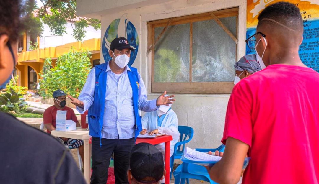 Líderes comunitarios de Isla Fuerte luchan contra la desinformación sobre la vacunación Líderes comunitarios de Isla Fuerte luchan contra la desinformación sobre la vacunación