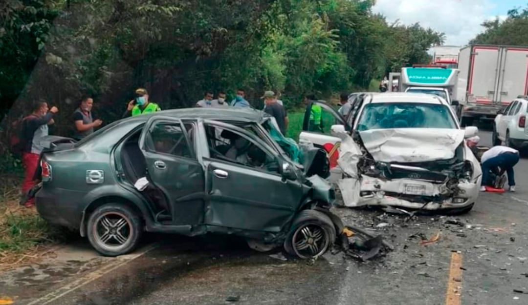 Choque entre dos vehículos deja tres personas muertas en via del Huila Choque entre dos vehículos deja tres personas muertas en via del Huila