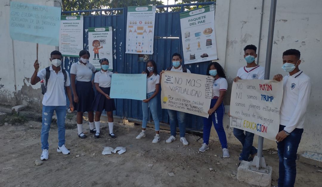 Con un plantón, estudiantes de 10 y 11° hicieron un llamado al distrito Con un plantón, estudiantes de 10 y 11° hicieron un llamado al distrito