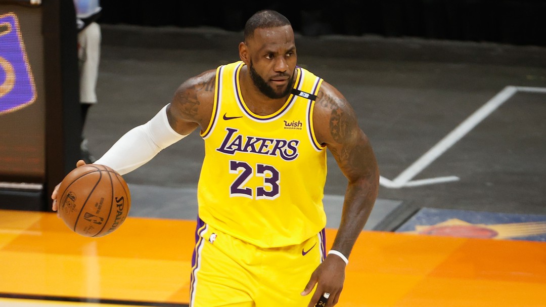 Subastan en más de USD 500.000 una camiseta de LeBron James