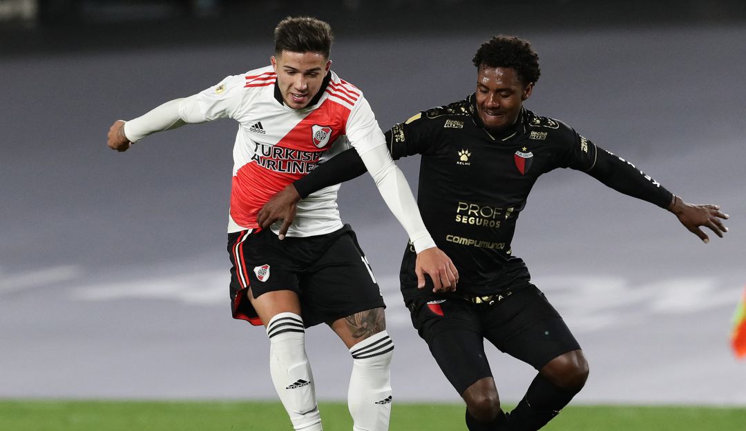 Enzo Fernández (River Plate) y Yéiler Góez (Colón de Santa Fe) en 2021 Enzo Fernández (River Plate) y Yéiler Góez (Colón de Santa Fe) en 2021