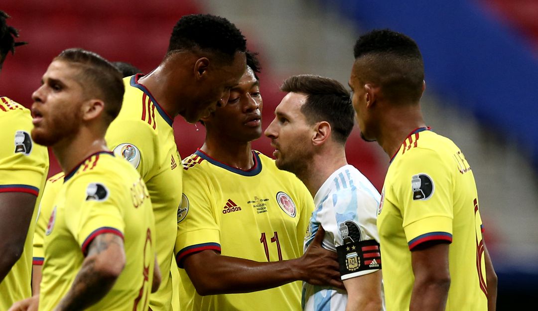 Yerry Mina y Lionel Messi discutiendo en la Copa América 2021 Yerry Mina y Lionel Messi discutiendo en la Copa América 2021