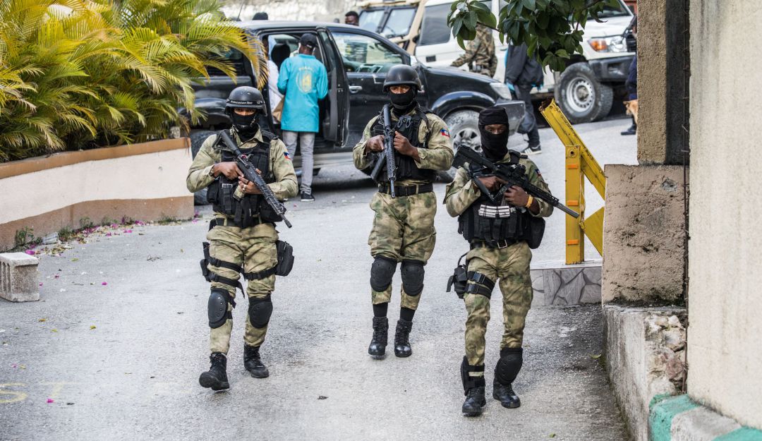 Policía de Haití en la entrada del difunto presidente Jovenel Moise en Puerto Príncipe. Policía de Haití en la entrada del difunto presidente Jovenel Moise en Puerto Príncipe.