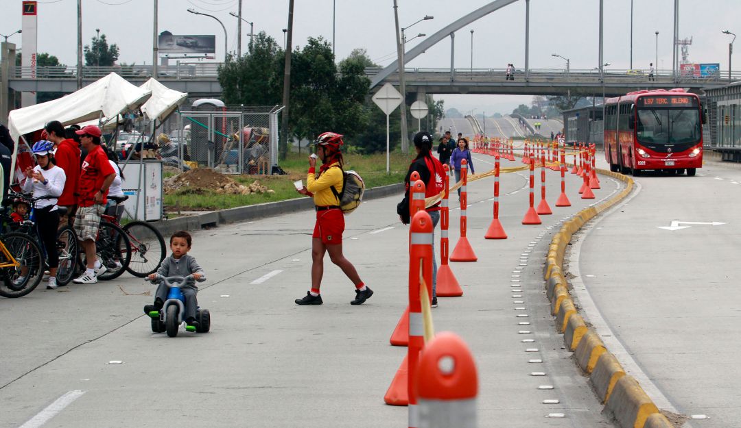 Transmilenio y ciclovía en Bogotá Transmilenio y ciclovía en Bogotá