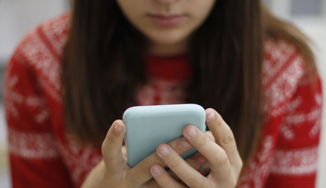 Adolescentes con internet. Adolescentes con internet.