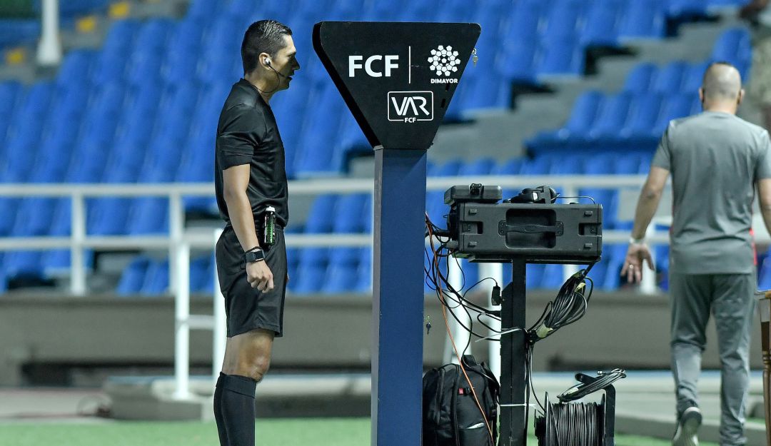 Mario Herrera revisa el VAR en un partido del fútbol colombiano. Mario Herrera revisa el VAR en un partido del fútbol colombiano.