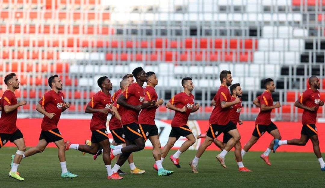 Falcao y el resto de jugadores de Galatasaray se entrena en el campo del PSV. Falcao y el resto de jugadores de Galatasaray se entrena en el campo del PSV.