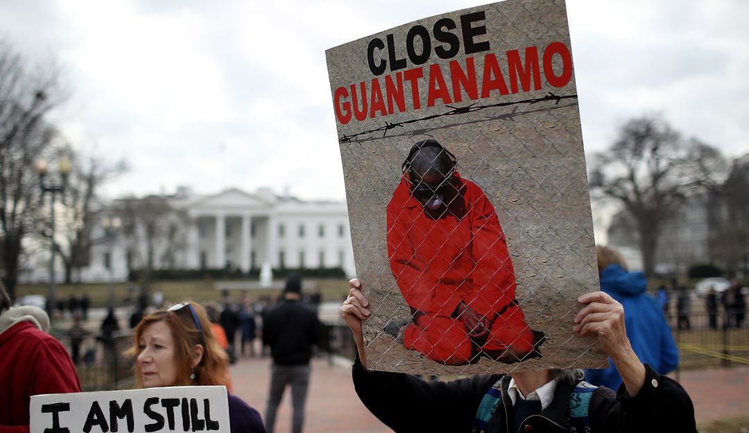 Activistas protestan por el funcionamiento del campo de detención de la Bahía de Guantánamo frente a la Casa Blanca. Activistas protestan por el funcionamiento del campo de detención de la Bahía de Guantánamo frente a la Casa Blanca.