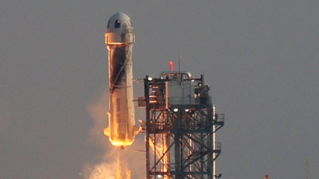 Bezos vuelve a tierra tras alcanzar el espacio en cohete de Blue Origin