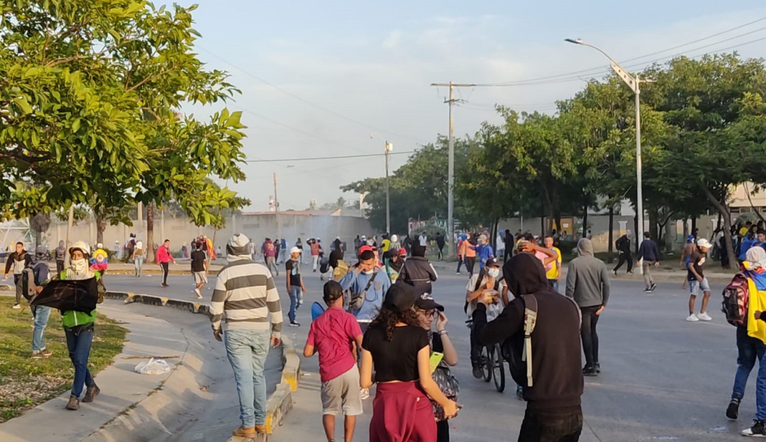 Enfrentamientos entre manifestantes y policía Enfrentamientos entre manifestantes y policía