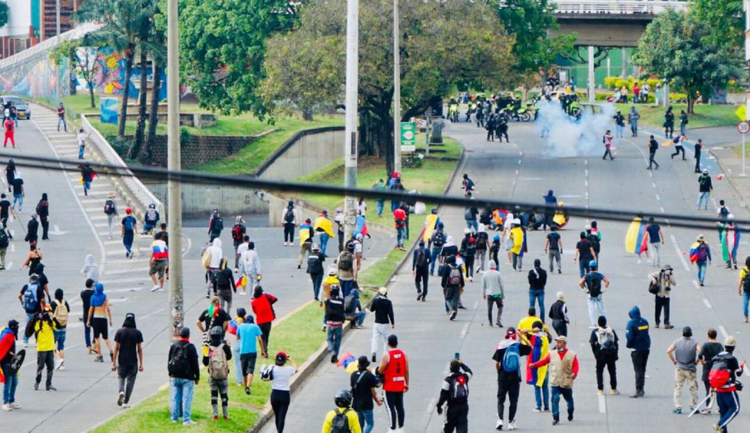 Los enfrentamientos en la calle quinta con carrera 10, deja varias personas heridas. Los enfrentamientos en la calle quinta con carrera 10, deja varias personas heridas.