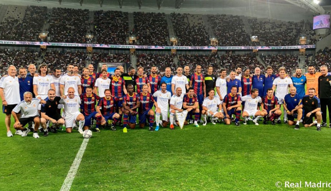 Las leyendas de ambos equipos posan al final del partido. Las leyendas de ambos equipos posan al final del partido.