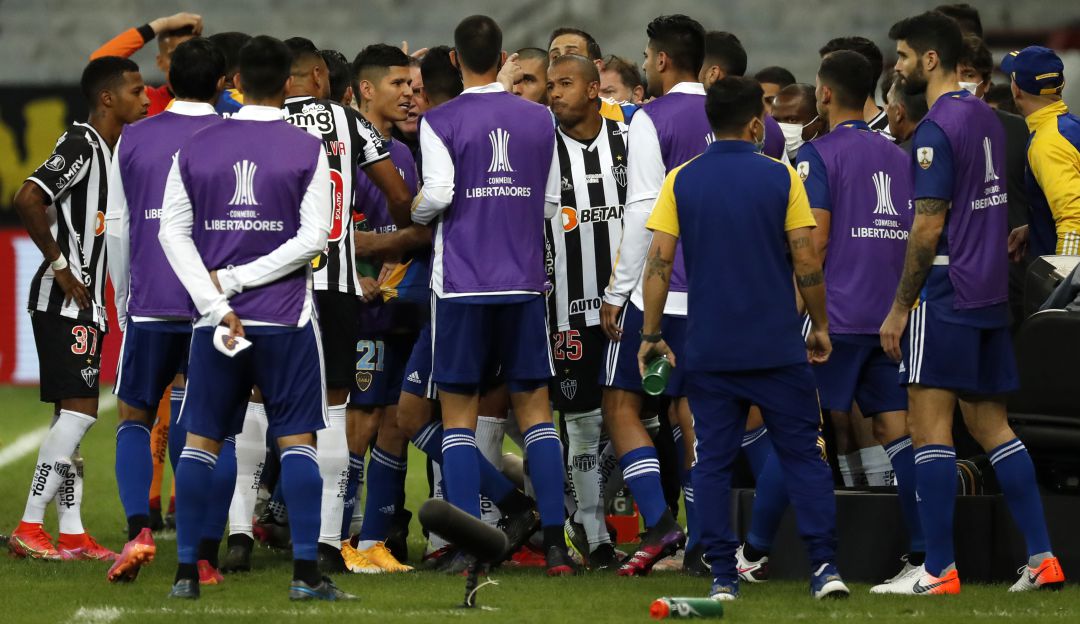 Los jugadores de Boca Juniors y los de Atlético Mineiro se enfrentan mientras el árbitro revisa el VAR. Los jugadores de Boca Juniors y los de Atlético Mineiro se enfrentan mientras el árbitro revisa el VAR.