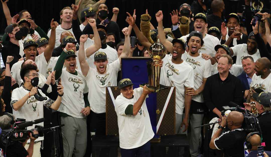 Bucks vence a Phoenix Suns y logra su primer título de NBA desde 1971 Bucks vence a Phoenix Suns y logra su primer título de NBA desde 1971