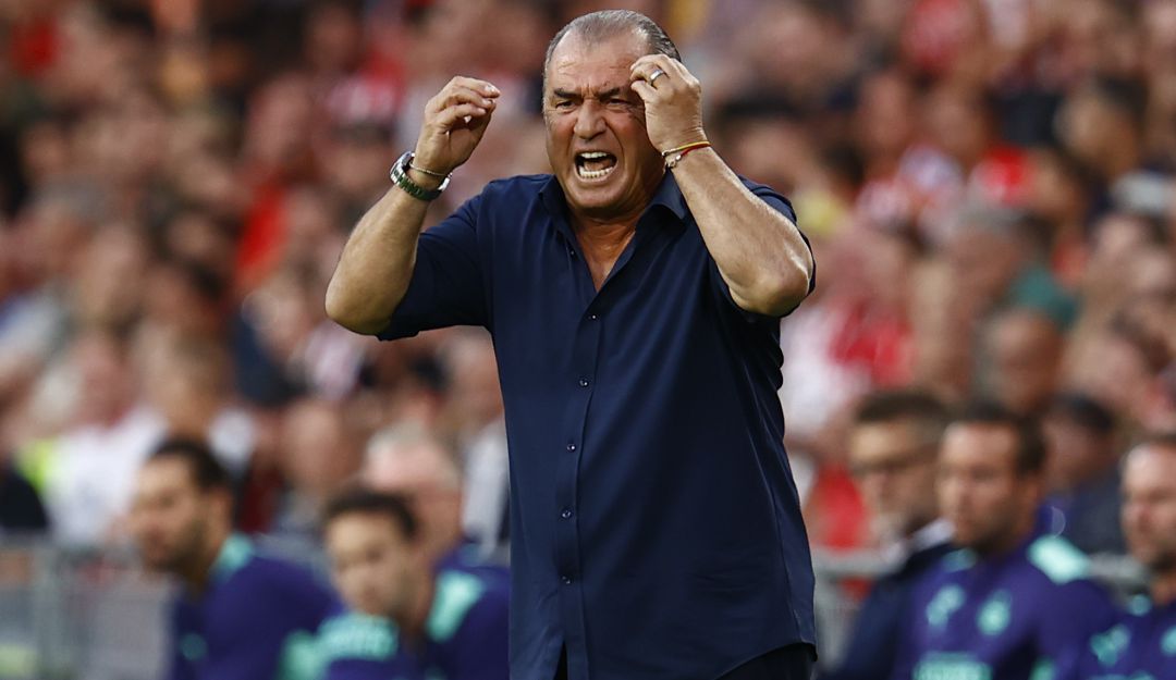 Fatih Terim, DT del Galatasaray, expresa su molestia desde el banco visitante. Fatih Terim, DT del Galatasaray, expresa su molestia desde el banco visitante.