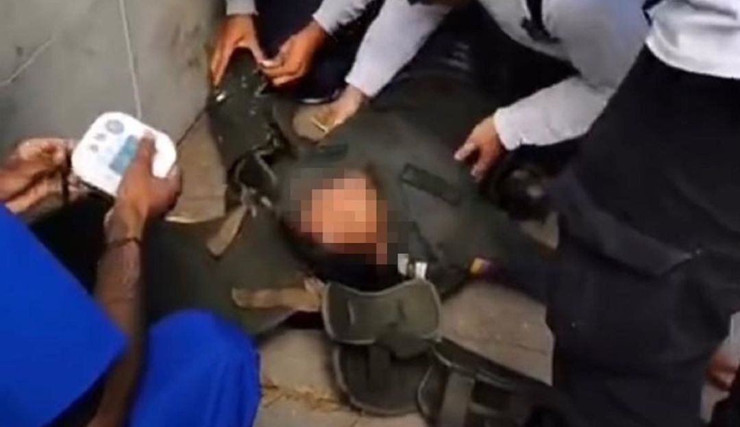 Al parecer, la uniformada sufrió un golpe por la espalda por parte de un manifestante que la dejó tendida en el piso
Al parecer, la uniformada sufrió un golpe por la espalda por parte de un manifestante que la dejó tendida en el piso