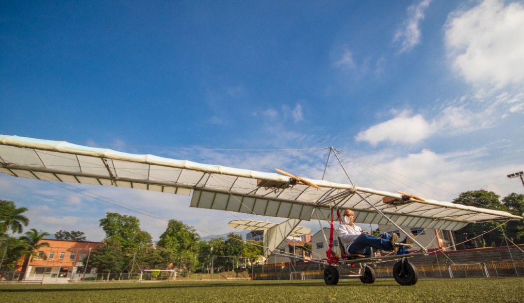 Se trata de un avión ultraliviano que se enciende con el celular y puede transportar a un pasajero. Se trata de un avión ultraliviano que se enciende con el celular y puede transportar a un pasajero.