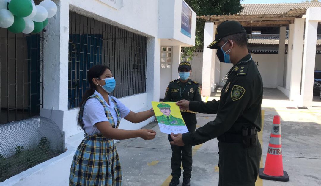 El comandante de la Policía Metropolitana general Diego Rosero en el reinicio de las clases presenciales en uno de los colegios de Barranquilla. El comandante de la Policía Metropolitana general Diego Rosero en el reinicio de las clases presenciales en uno de los colegios de Barranquilla.