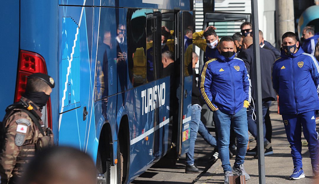 Los jugadores de Boca esperan en el bus sin poderse marchar de Brasil. Los jugadores de Boca esperan en el bus sin poderse marchar de Brasil.