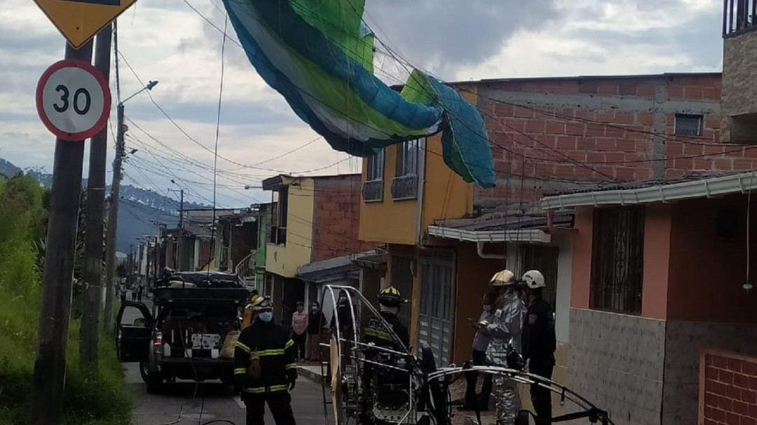 Parapentistas resultaron heridos cuando chocaron con un poste en La Enea