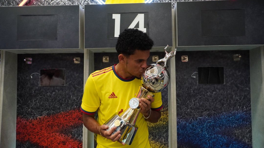 Luis Díaz recibió el trofeo de goleador de la Copa América