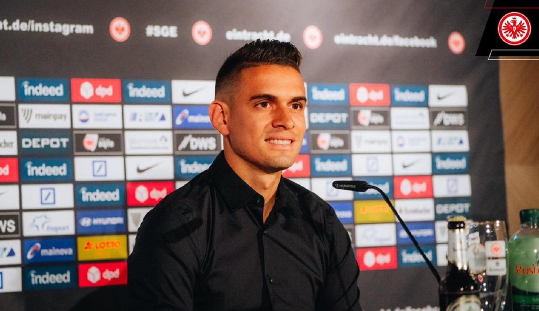Rafael Santos Borré durante su rueda de prensa de presentación en el Frankfurt. Rafael Santos Borré durante su rueda de prensa de presentación en el Frankfurt.