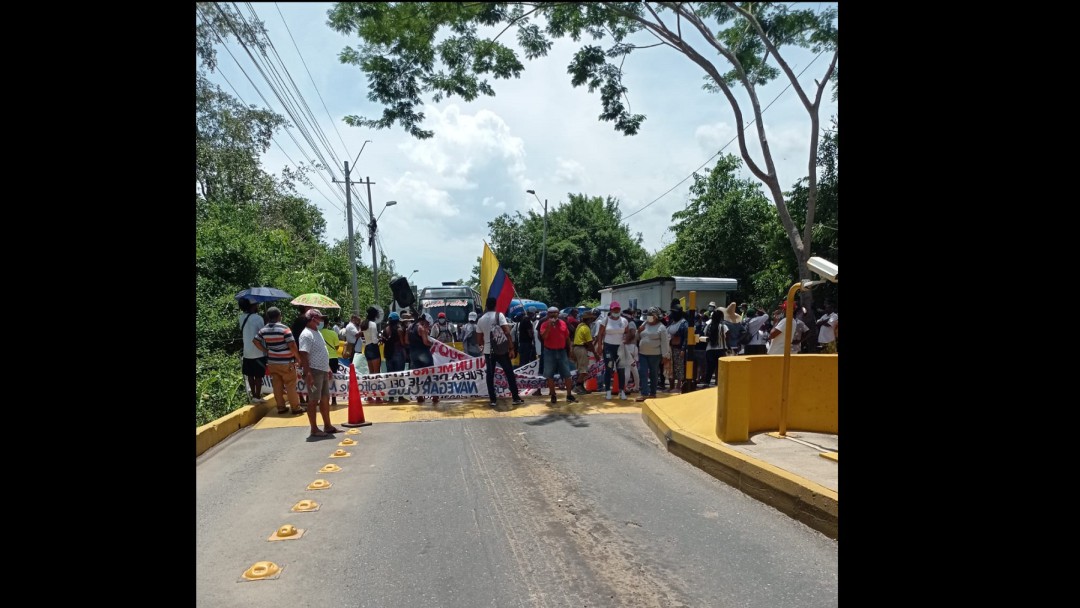 Bloquean la vía al mar en Sucre en protesta por un peaje