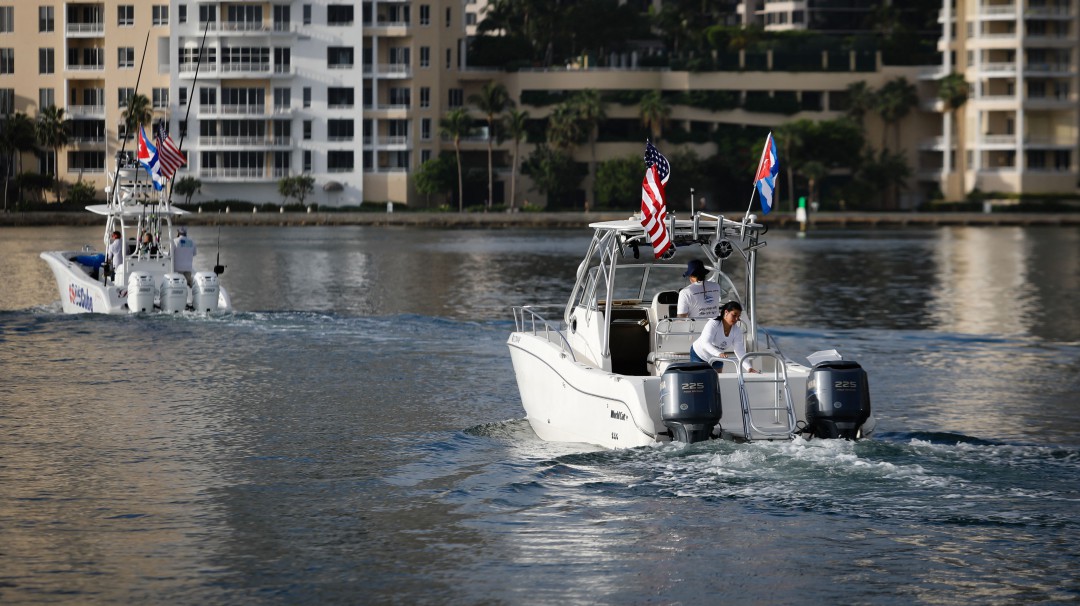 Flotilla de exiliados muestra apoyo a Cuba con fuegos artificiales