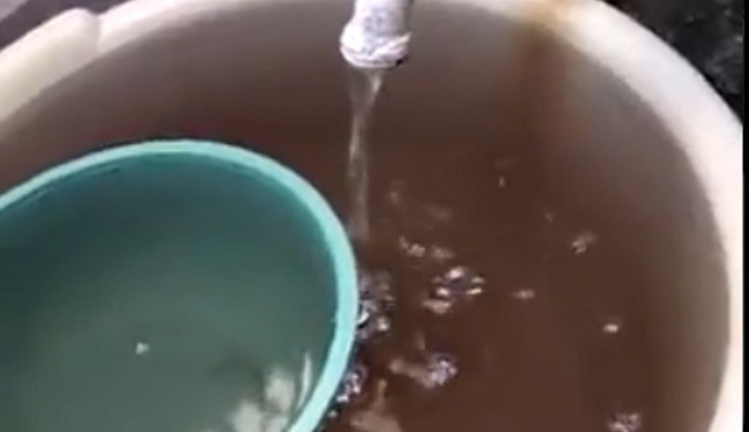 Así llega el agua en algunos barrios de la ciudad. Así llega el agua en algunos barrios de la ciudad.