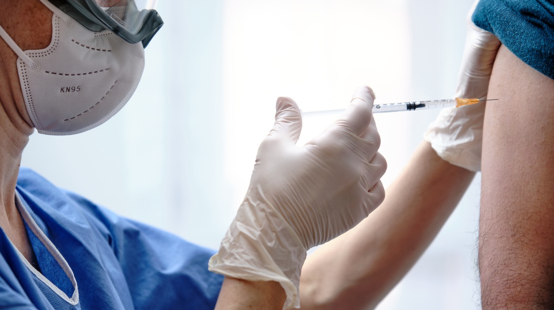 ¿Por qué debo esperar 3 meses para vacunarme después de un contagio?