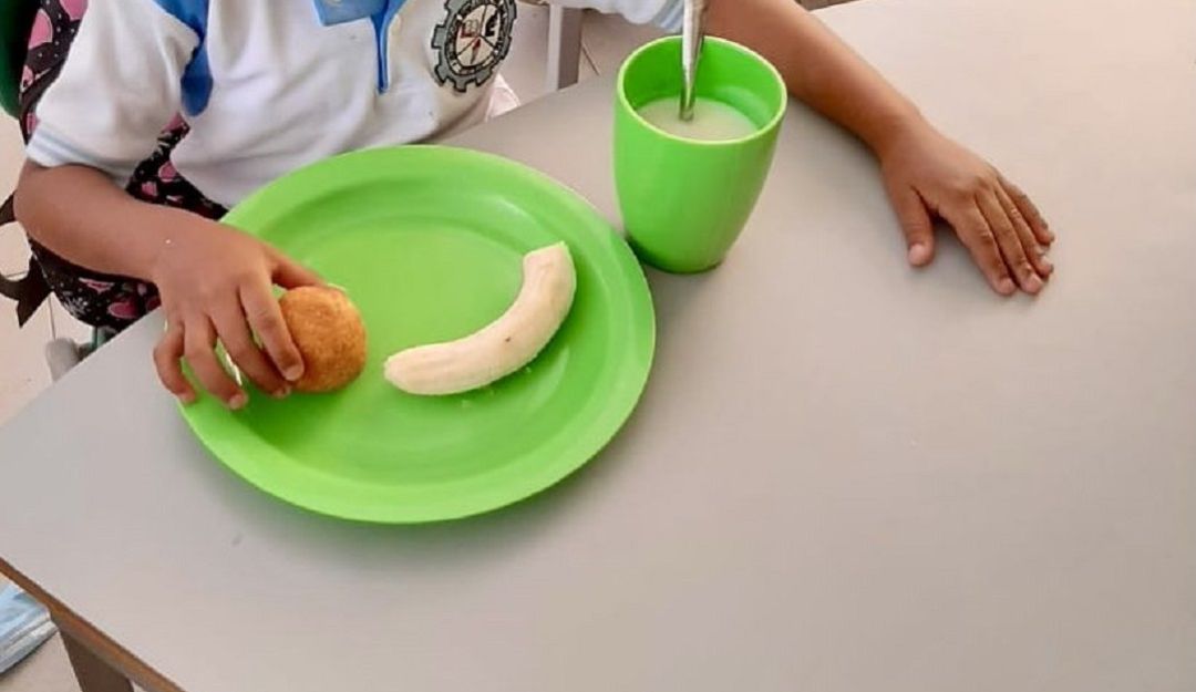 Ración de alimento cuestionado por padres de familia Ración de alimento cuestionado por padres de familia