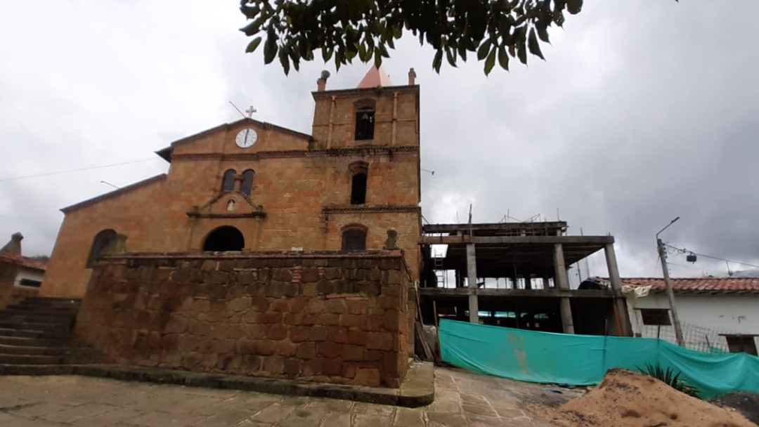 Construyen edificio al lado de iglesia que es patrimonio cultural