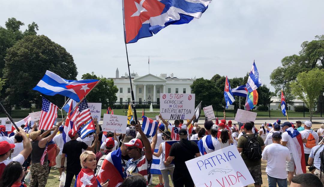 Multitudinaria protesta de exiliados cubanos frente a la Casa Blanca, Washington DC. Multitudinaria protesta de exiliados cubanos frente a la Casa Blanca, Washington DC.