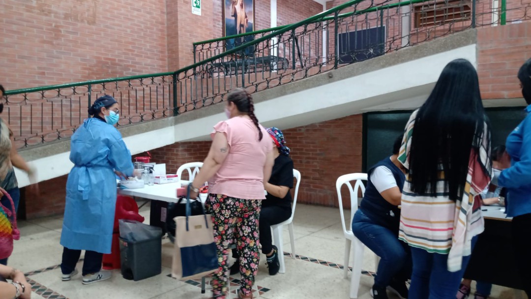 En Armenia vacunaron contra COVID a profesionales de medios de comunicación
