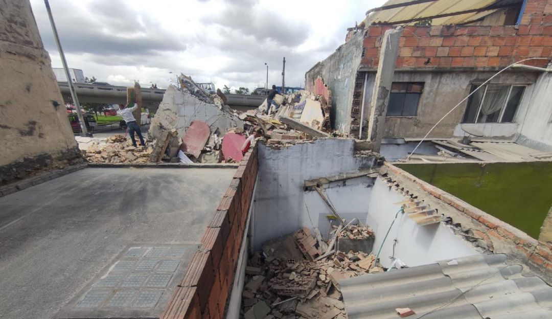 Muro de un predio para el metro cayó sobre una vivienda Muro de un predio para el metro cayó sobre una vivienda