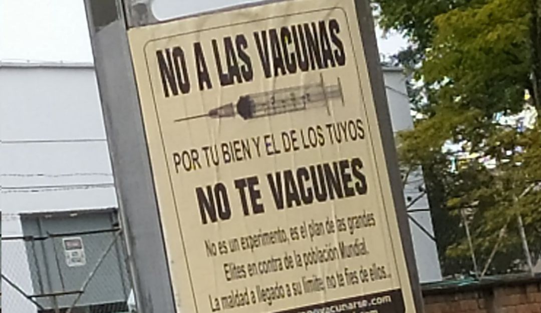 Carteles invitando a NO VACUNARSE Carteles invitando a NO VACUNARSE