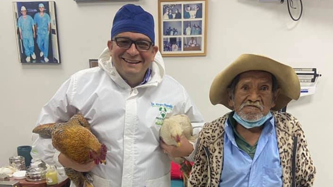 Con gallinas: el 'pago' de un adulto mayor a médico que lo operó en Bolivia
