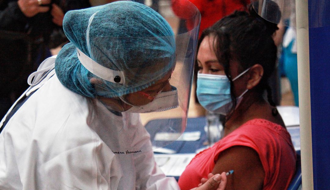 Puntos de vacunación atenderán solo a mujeres gestantes, menores de edad con comorbilidades y segundas dosis Puntos de vacunación atenderán solo a mujeres gestantes, menores de edad con comorbilidades y segundas dosis