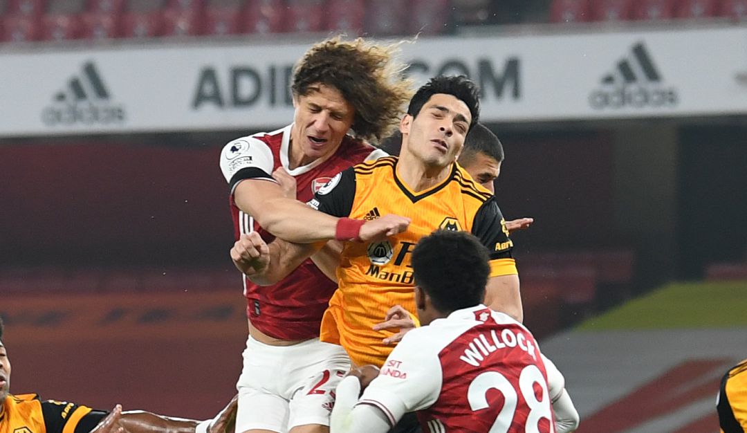 David Luiz y Raúl Jiménez en un fuerte choque de cabezas en la que el mexicano salió afectado. Partido por Premier League 29 de noviembre 2020 David Luiz y Raúl Jiménez en un fuerte choque de cabezas en la que el mexicano salió afectado. Partido por Premier League 29 de noviembre 2020