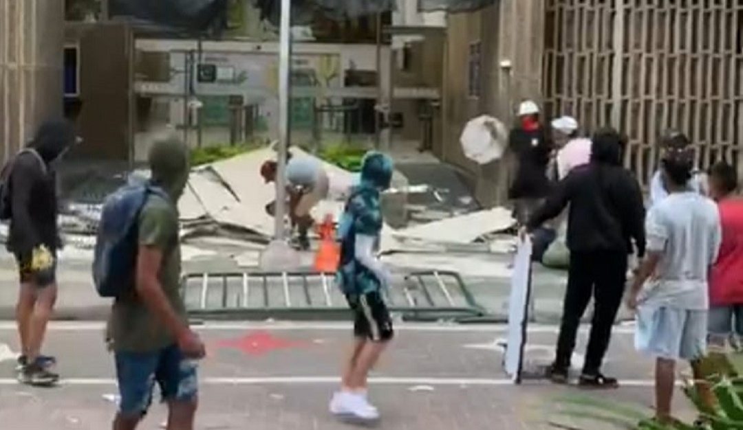 Encapuchados atacan con piedras a sede de la Alcaldía. Encapuchados atacan con piedras a sede de la Alcaldía.