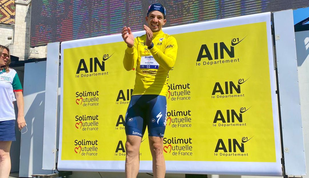 Álvaro Hodeg luce la camiseta amarilla como líder de la carrera francesa. Álvaro Hodeg luce la camiseta amarilla como líder de la carrera francesa.