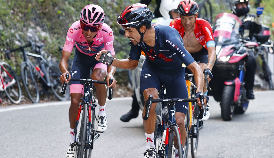 Daniel Felipe Martínez alienta a Egan Bernal durante una etapa de montaña del pasado Giro de Italia. Daniel Felipe Martínez alienta a Egan Bernal durante una etapa de montaña del pasado Giro de Italia.