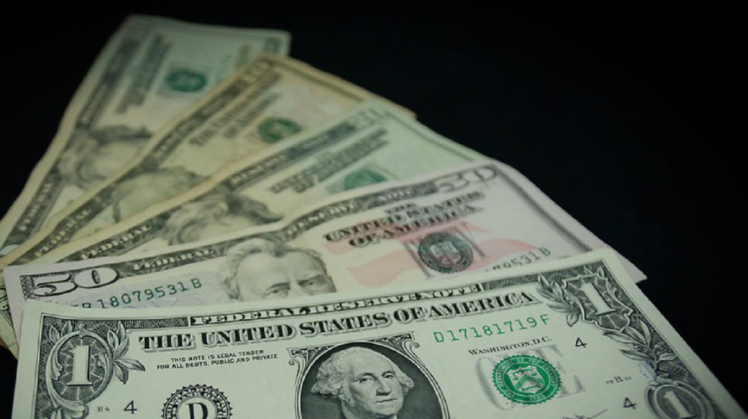 Dólar cierra este jueves con una caída de $63,9 pesos
