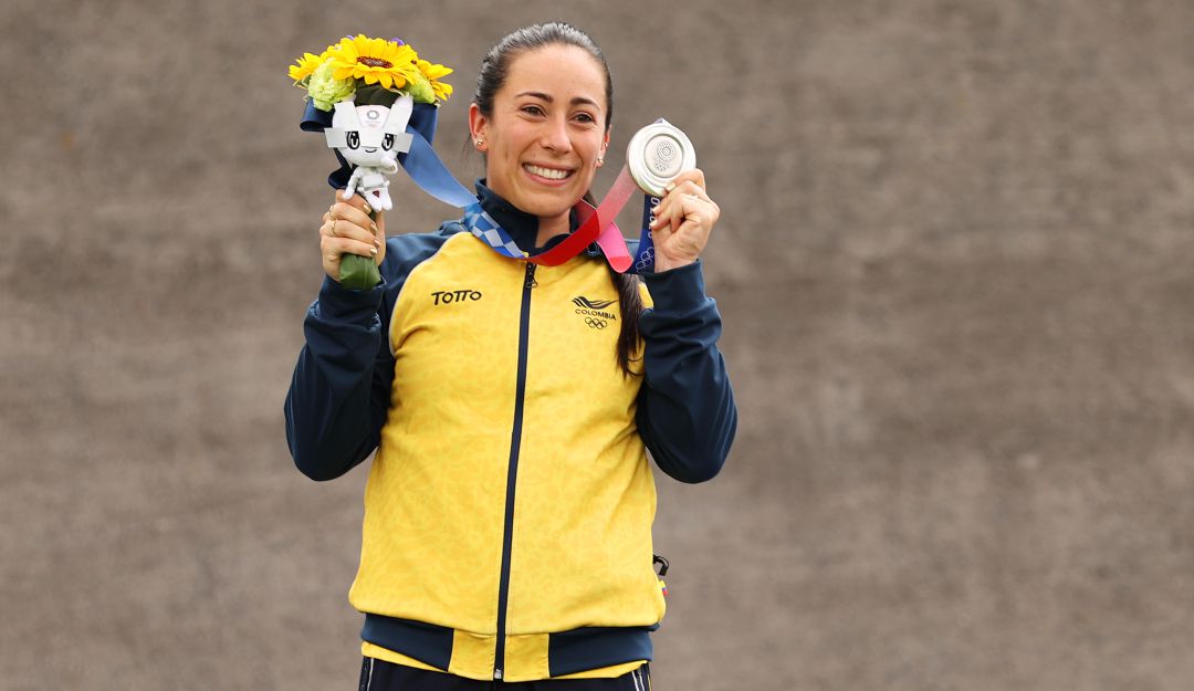 Mariana Pajón festeja en el podio con su medalla de plata. Mariana Pajón festeja en el podio con su medalla de plata.