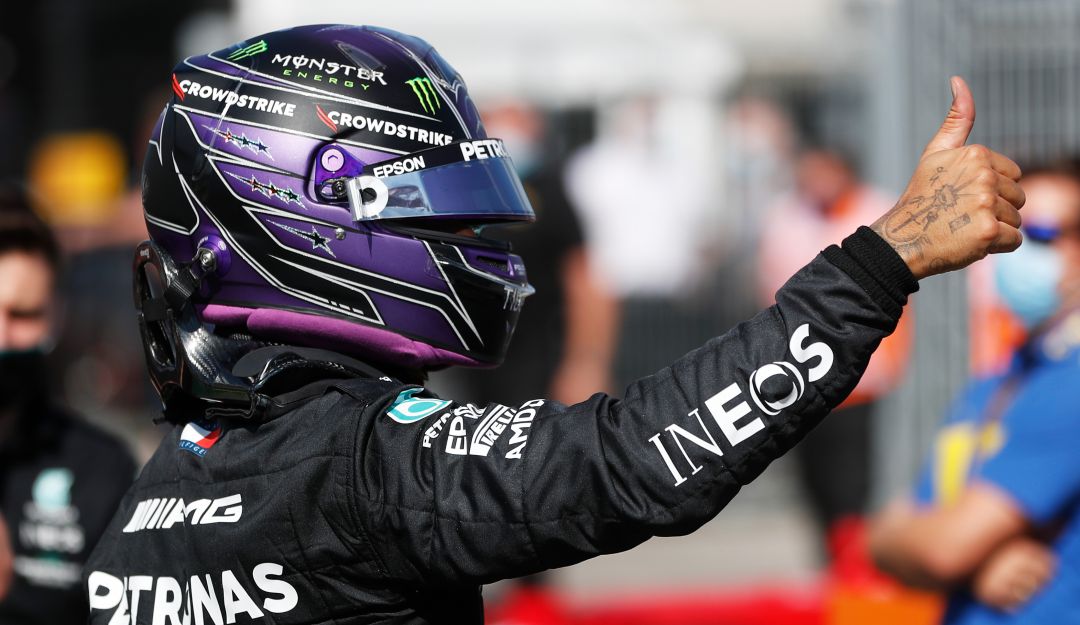 Lewis Hamlton festeja el tiempo más rápido en el GP de Hungría. Lewis Hamlton festeja el tiempo más rápido en el GP de Hungría.