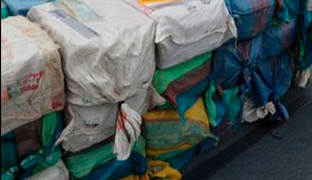 Incautan 270 kilos de base de coca que venían camuflados en un tractocamión Incautan 270 kilos de base de coca que venían camuflados en un tractocamión