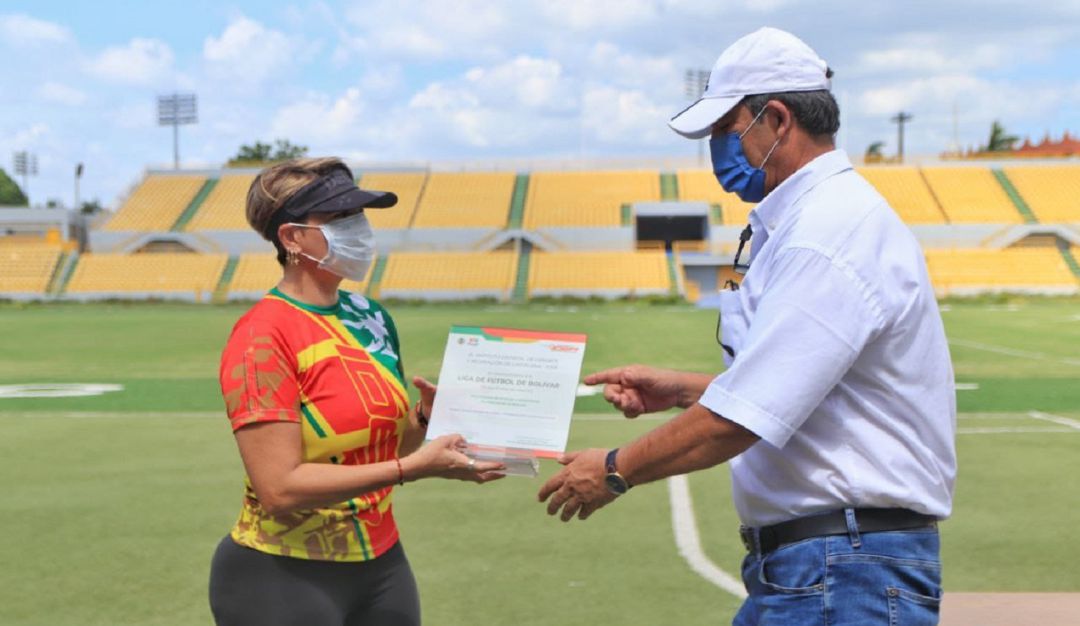 También hubo diplomas de reconocimiento a cuatro clubes deportivos y menciones de honor a dos veteranos del fútbol local También hubo diplomas de reconocimiento a cuatro clubes deportivos y menciones de honor a dos veteranos del fútbol local